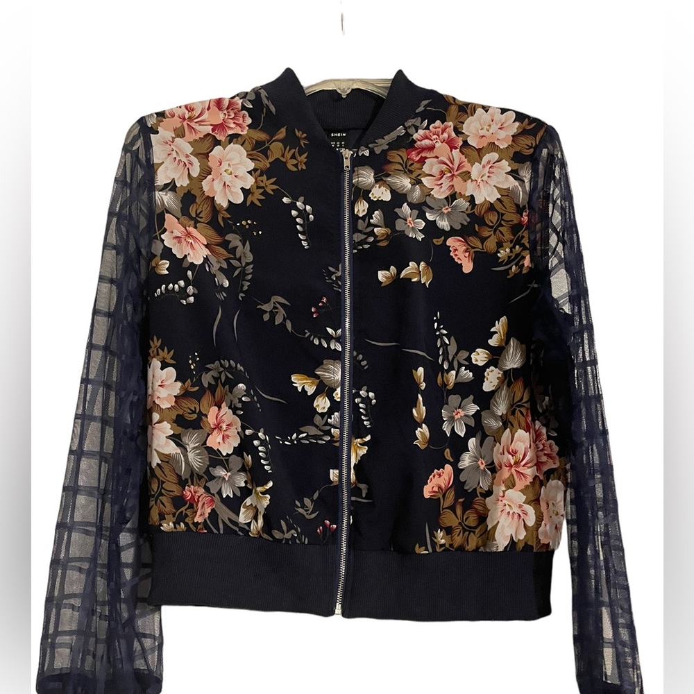 Zip up blouse in perfect condition